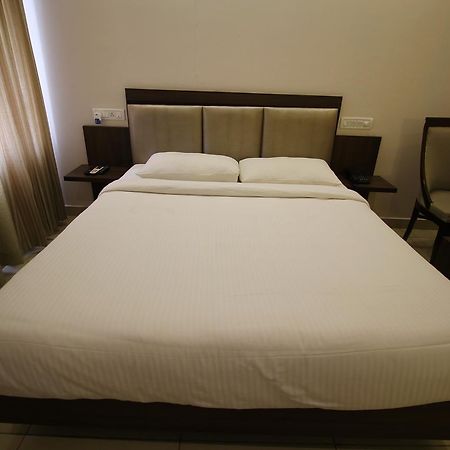 Vels Hotel Puduccseri Kültér fotó