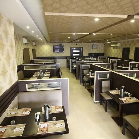 Vels Hotel Puduccseri Kültér fotó