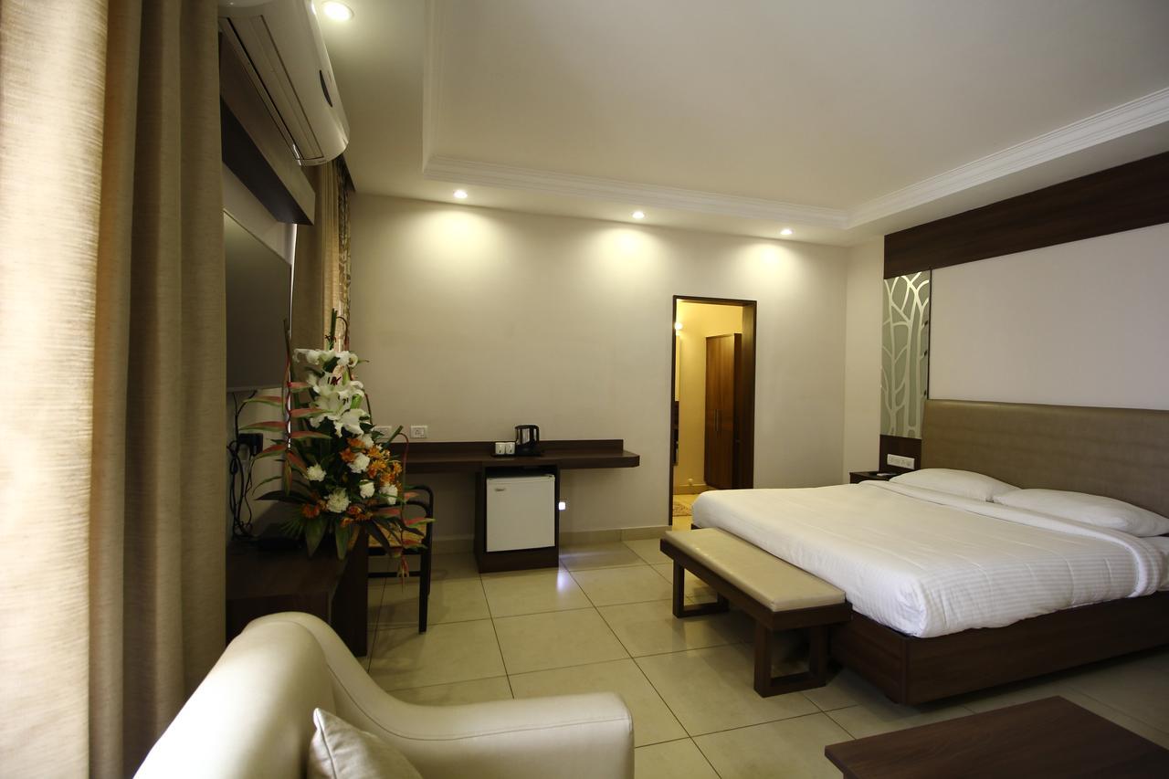 Vels Hotel Puduccseri Kültér fotó