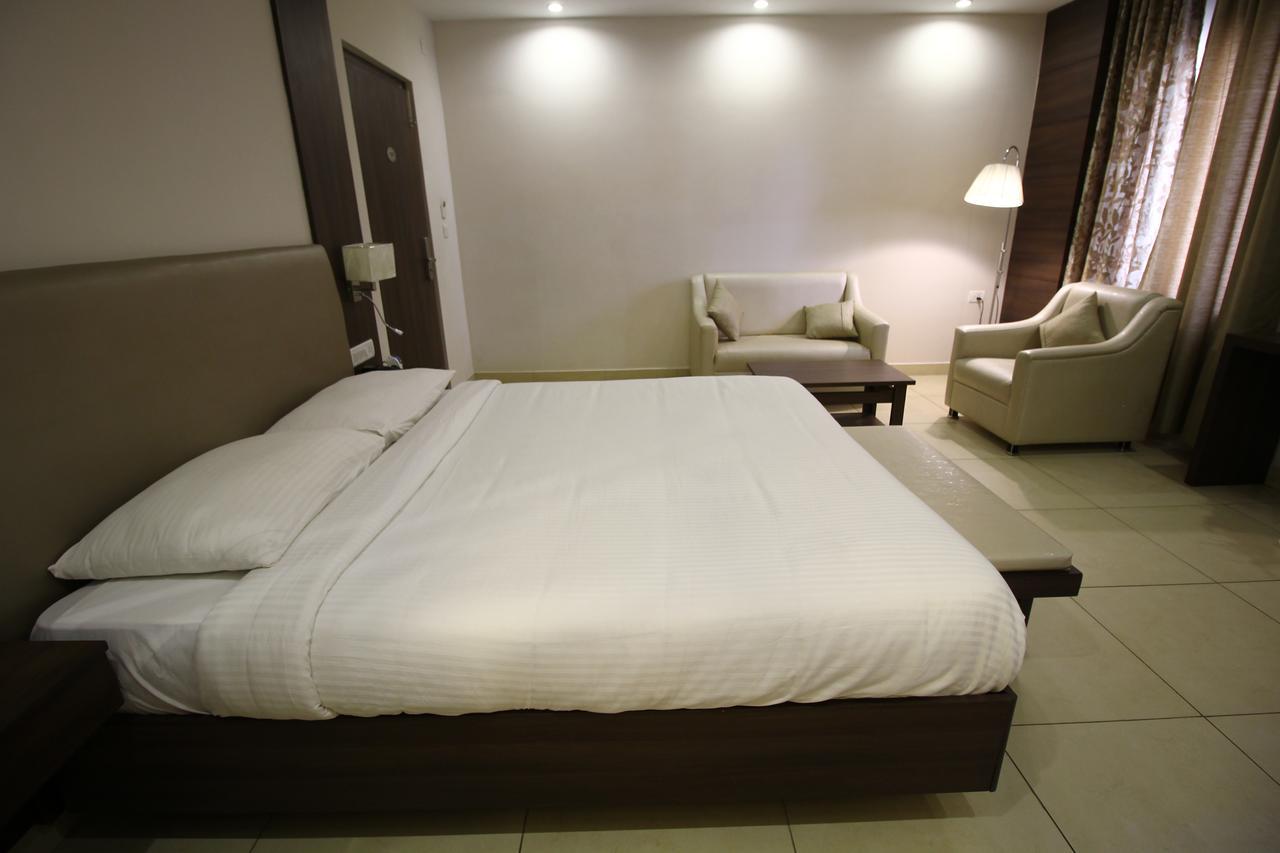 Vels Hotel Puduccseri Kültér fotó