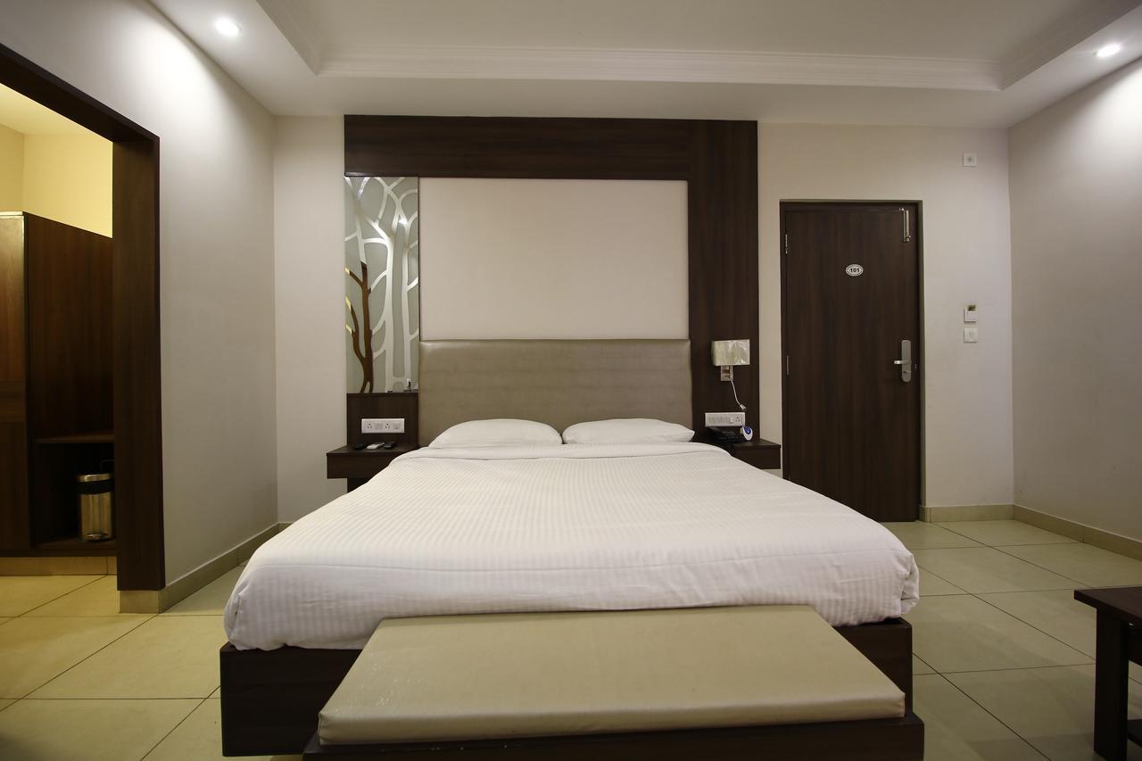 Vels Hotel Puduccseri Kültér fotó