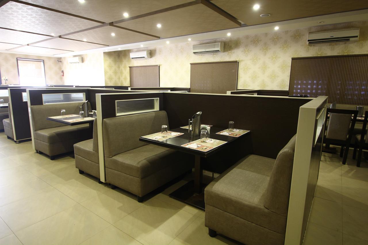 Vels Hotel Puduccseri Kültér fotó