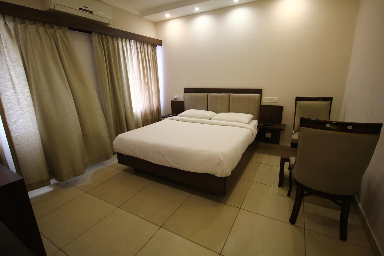 Vels Hotel Puduccseri Kültér fotó