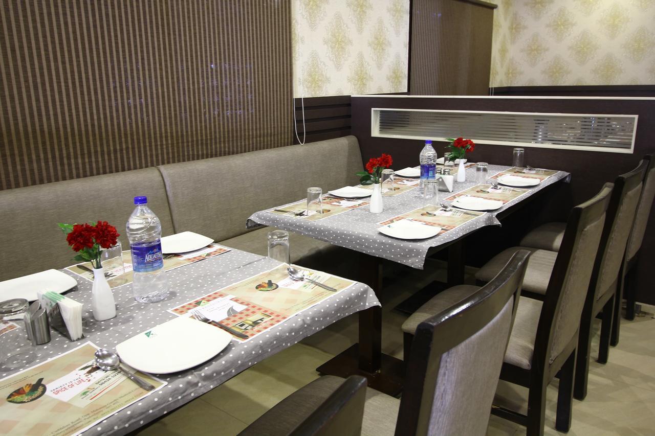 Vels Hotel Puduccseri Kültér fotó