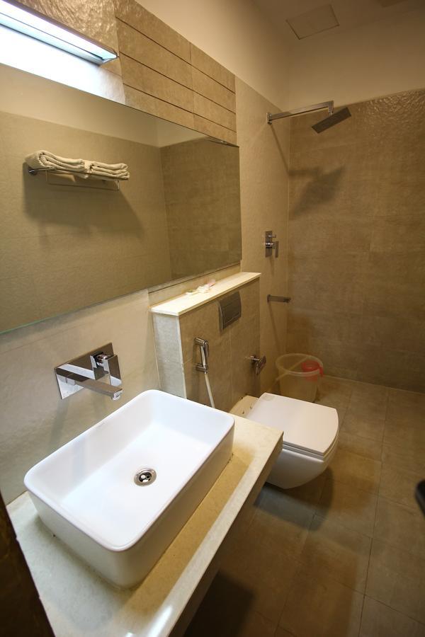 Vels Hotel Puduccseri Kültér fotó