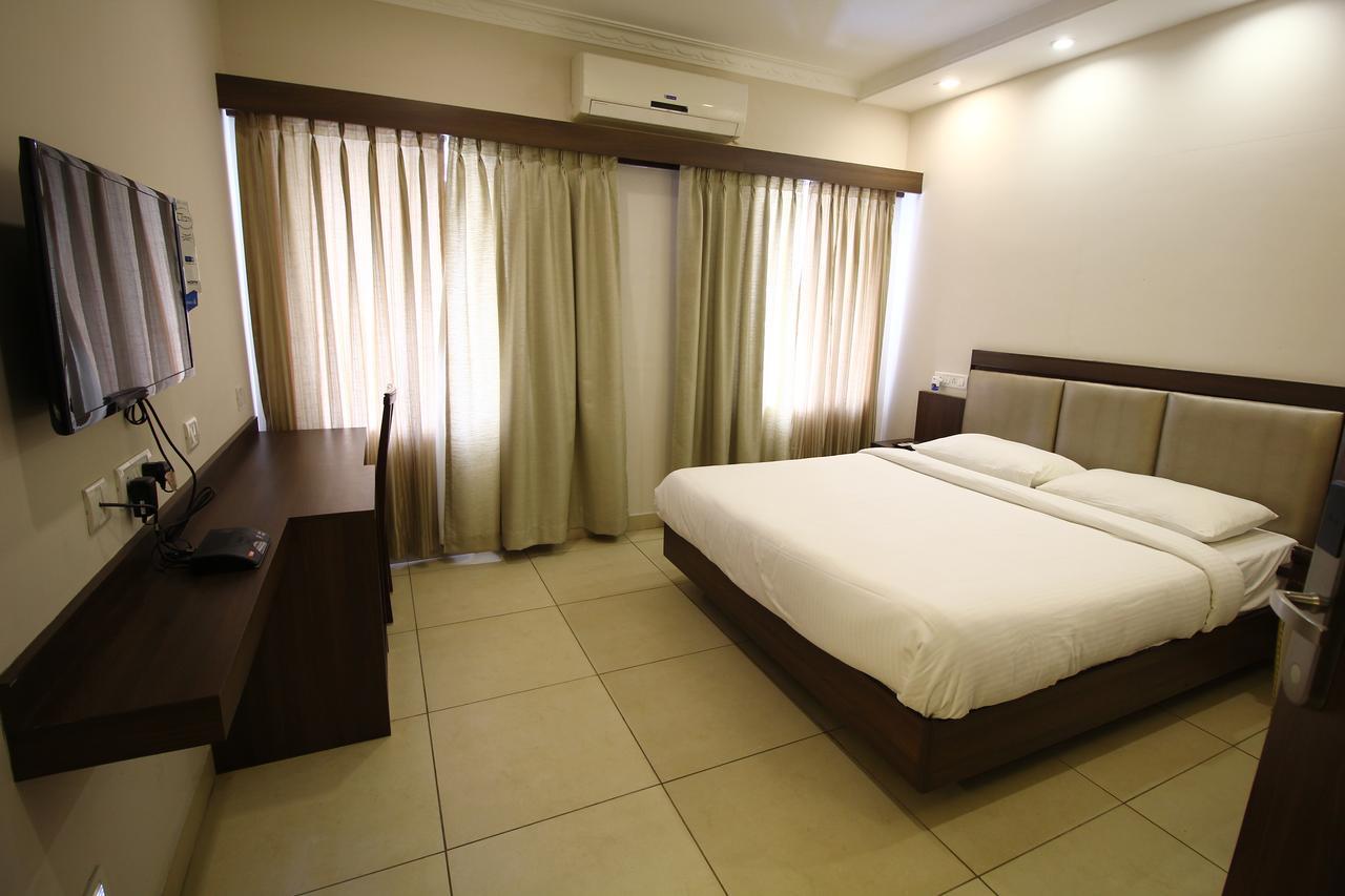 Vels Hotel Puduccseri Kültér fotó