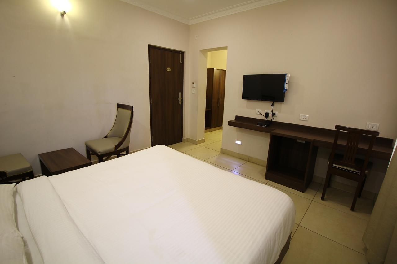 Vels Hotel Puduccseri Kültér fotó