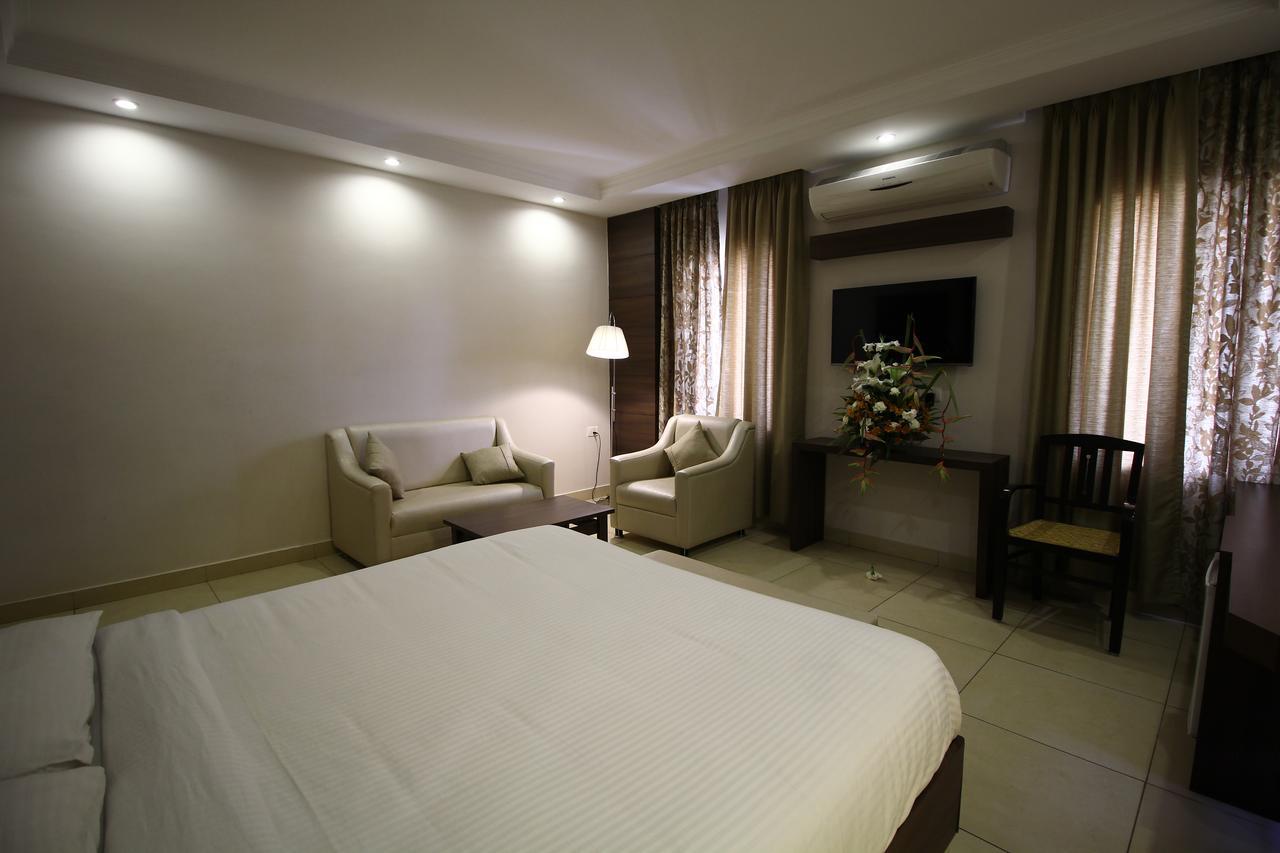 Vels Hotel Puduccseri Kültér fotó