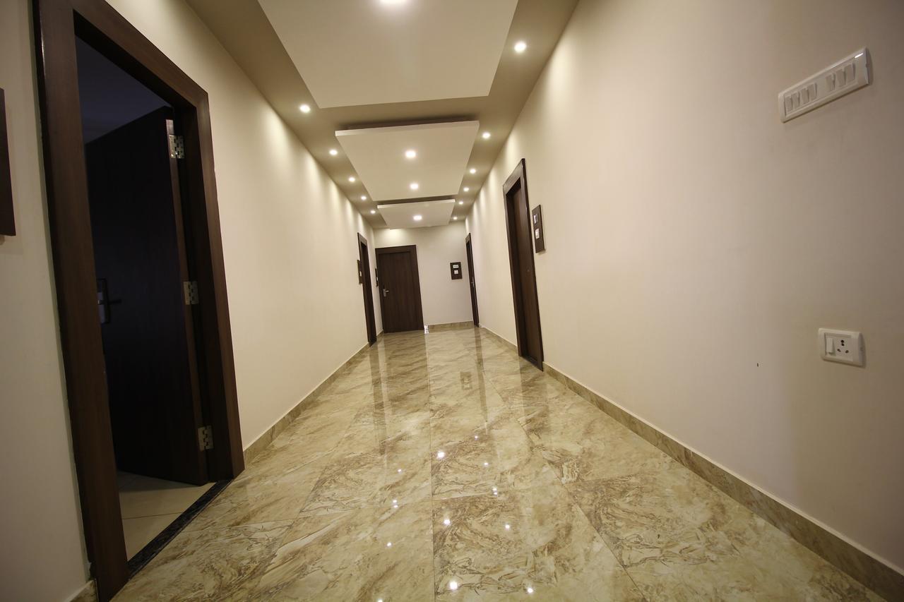 Vels Hotel Puduccseri Kültér fotó