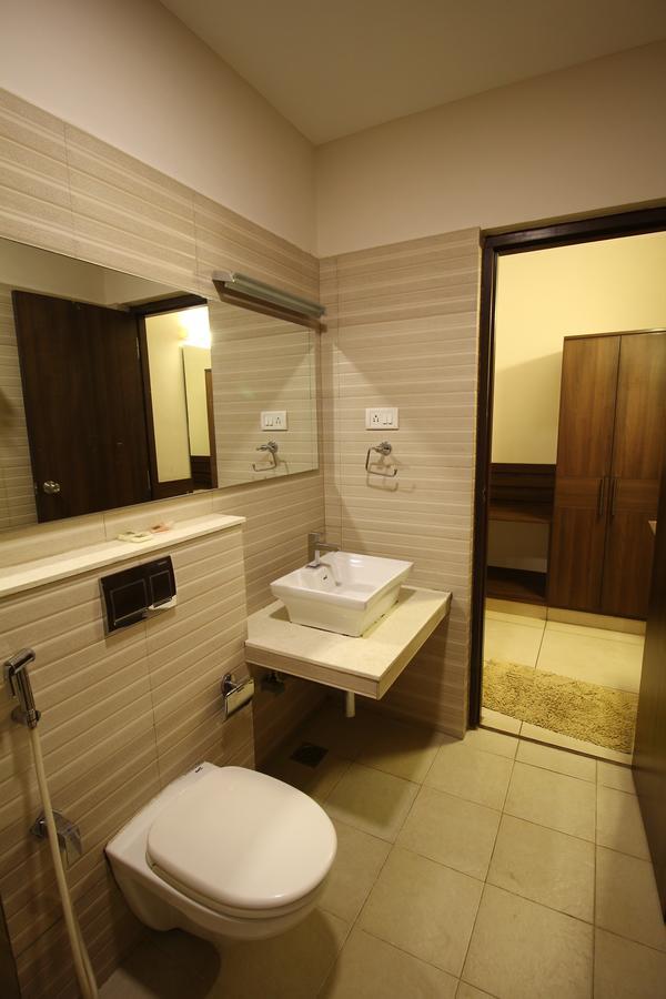 Vels Hotel Puduccseri Kültér fotó