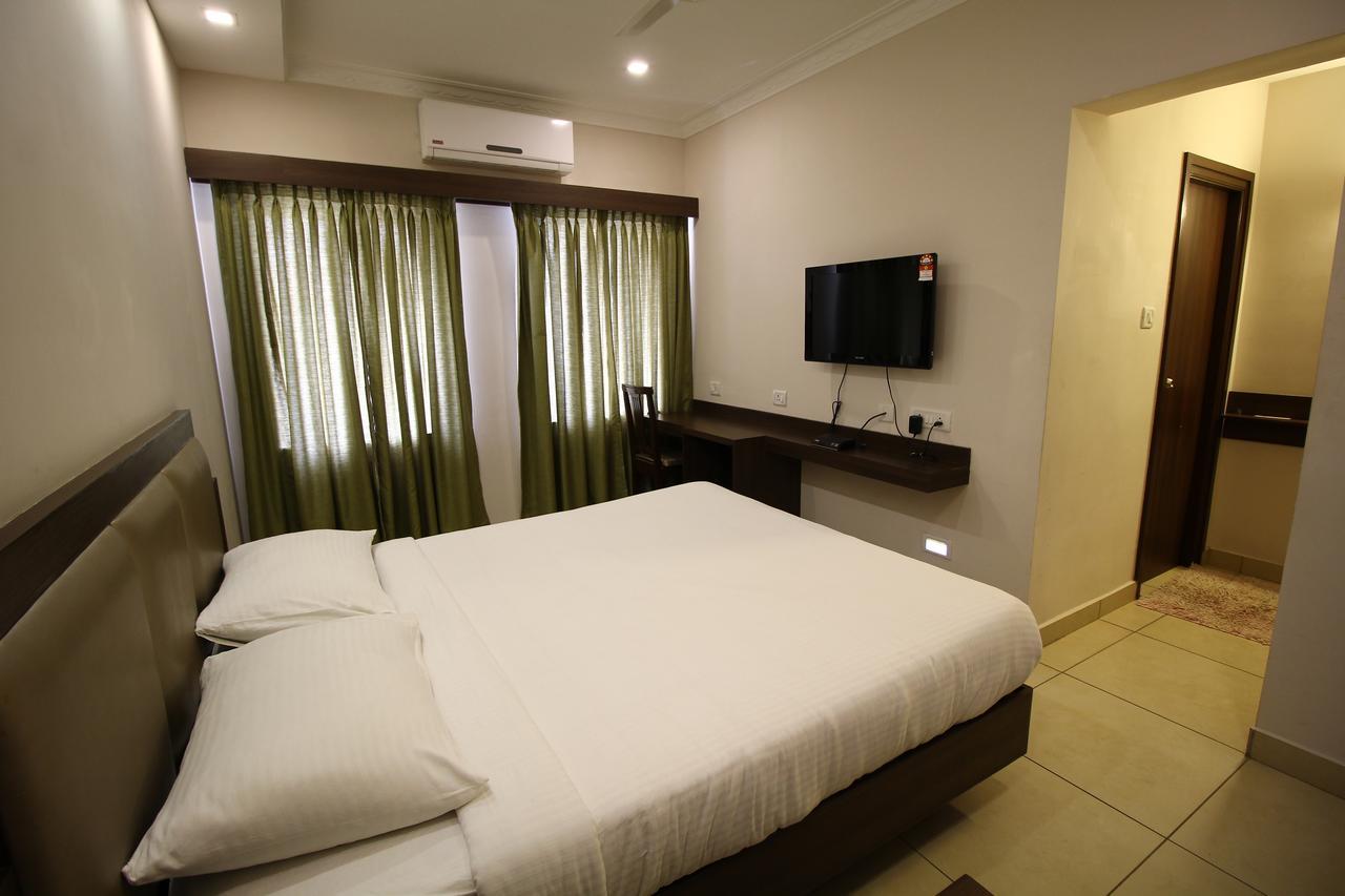 Vels Hotel Puduccseri Kültér fotó