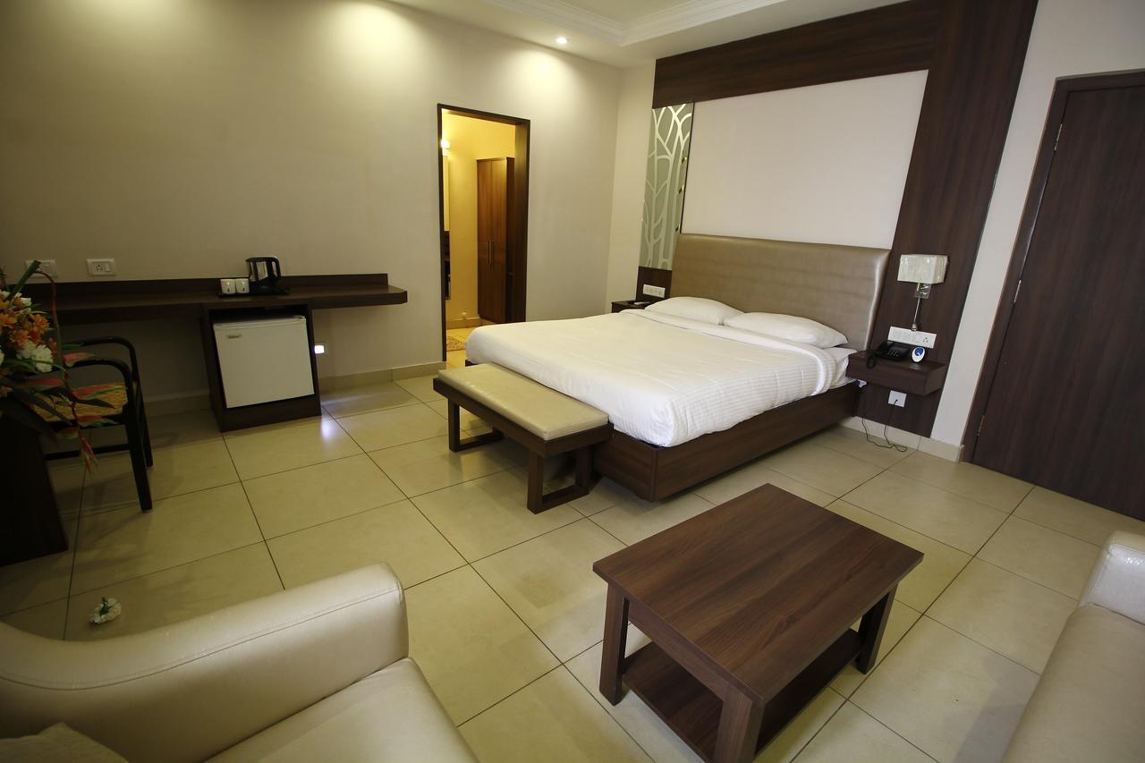 Vels Hotel Puduccseri Kültér fotó